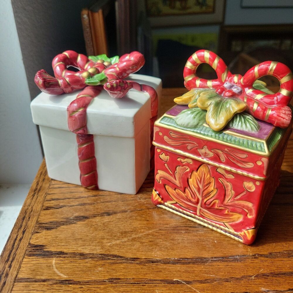 Vtg Pair of Fitz & Floyd Christmas boxes rope bows ceramic Majolica Style 3D